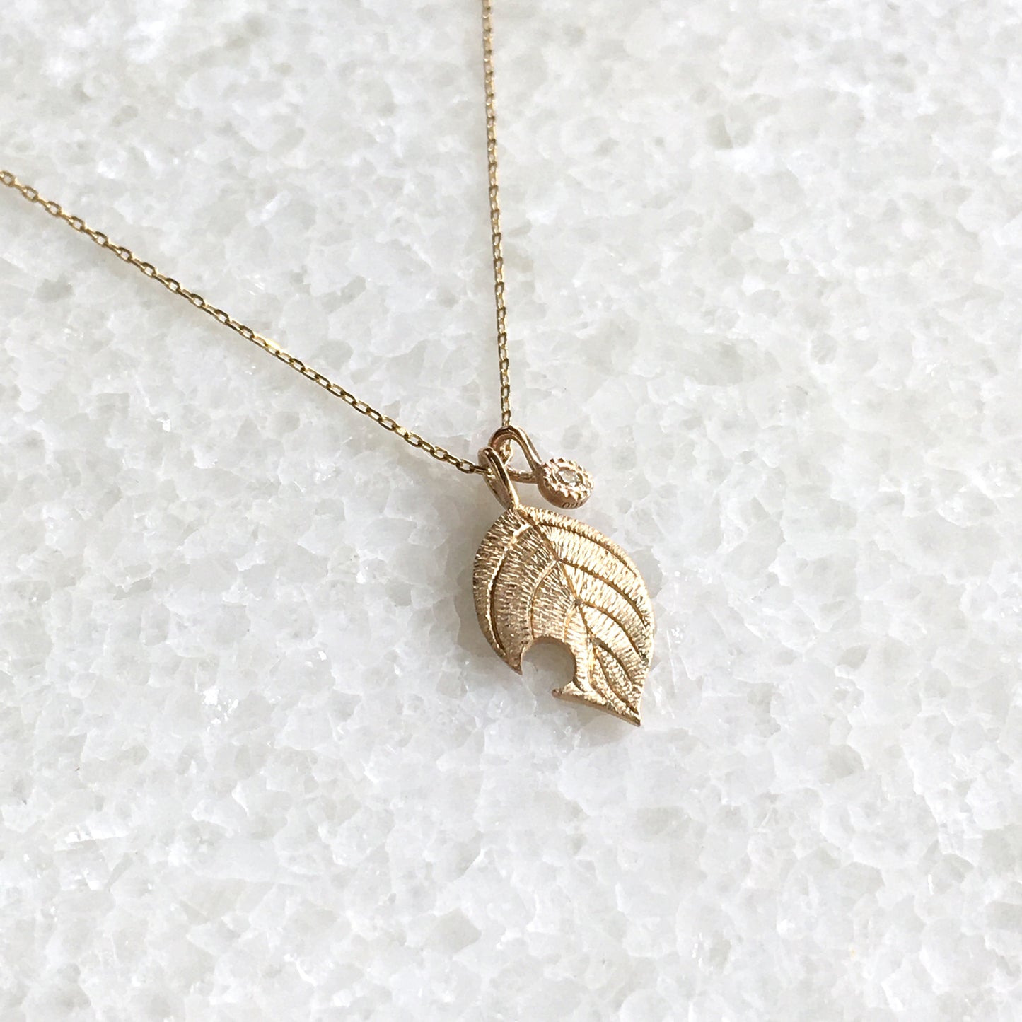 Collana “tarlatura” <虫食い葉っぱのネックレス>