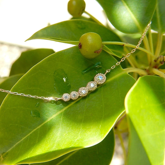 Collana “brucino”　＜あおむし＞