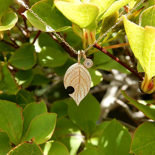 Collana “tarlatura”　＜虫食い葉っぱのネックレス＞