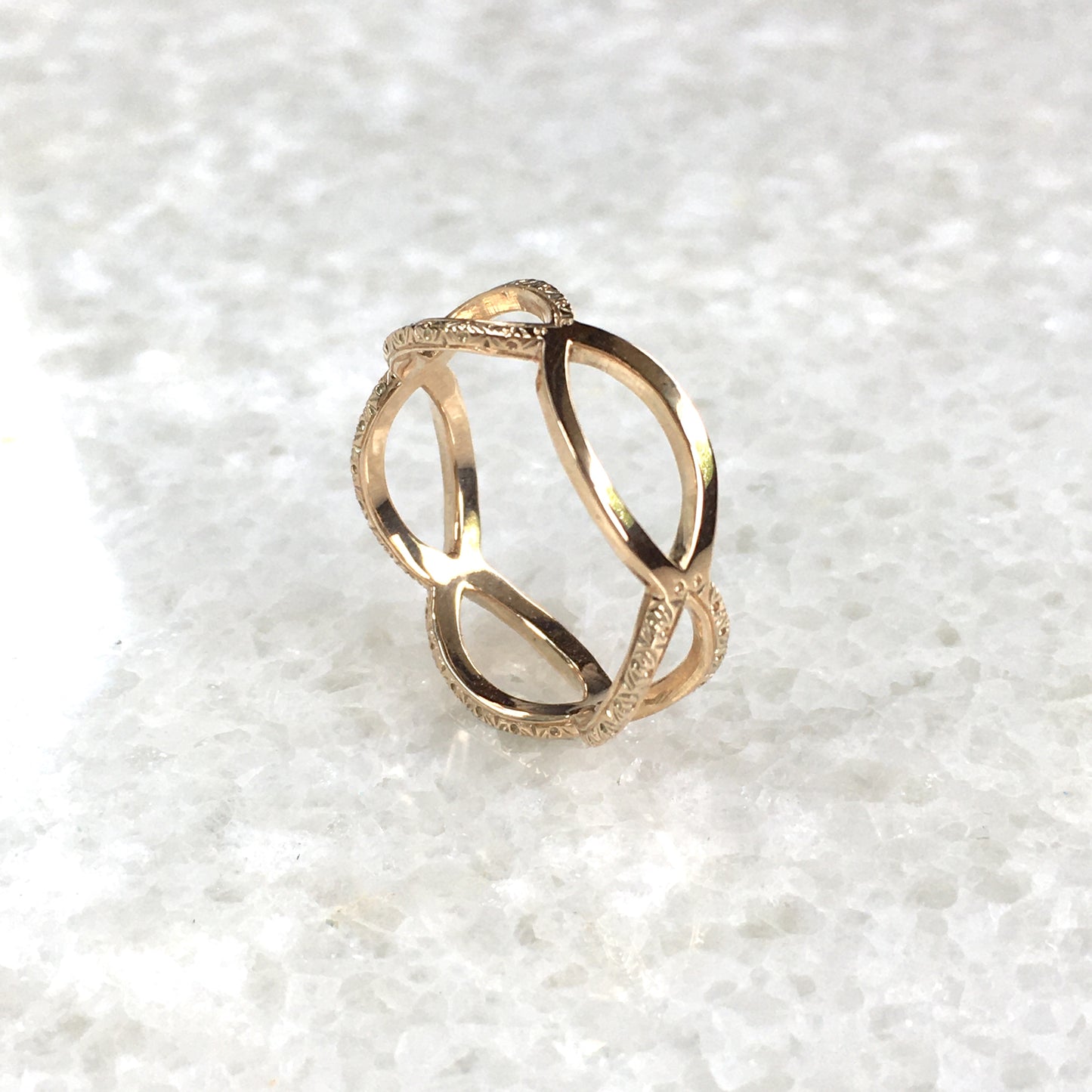 Decorato anello “intrecciato”　＜飾り彫りリング ”無限大”（大）＞ K10YG