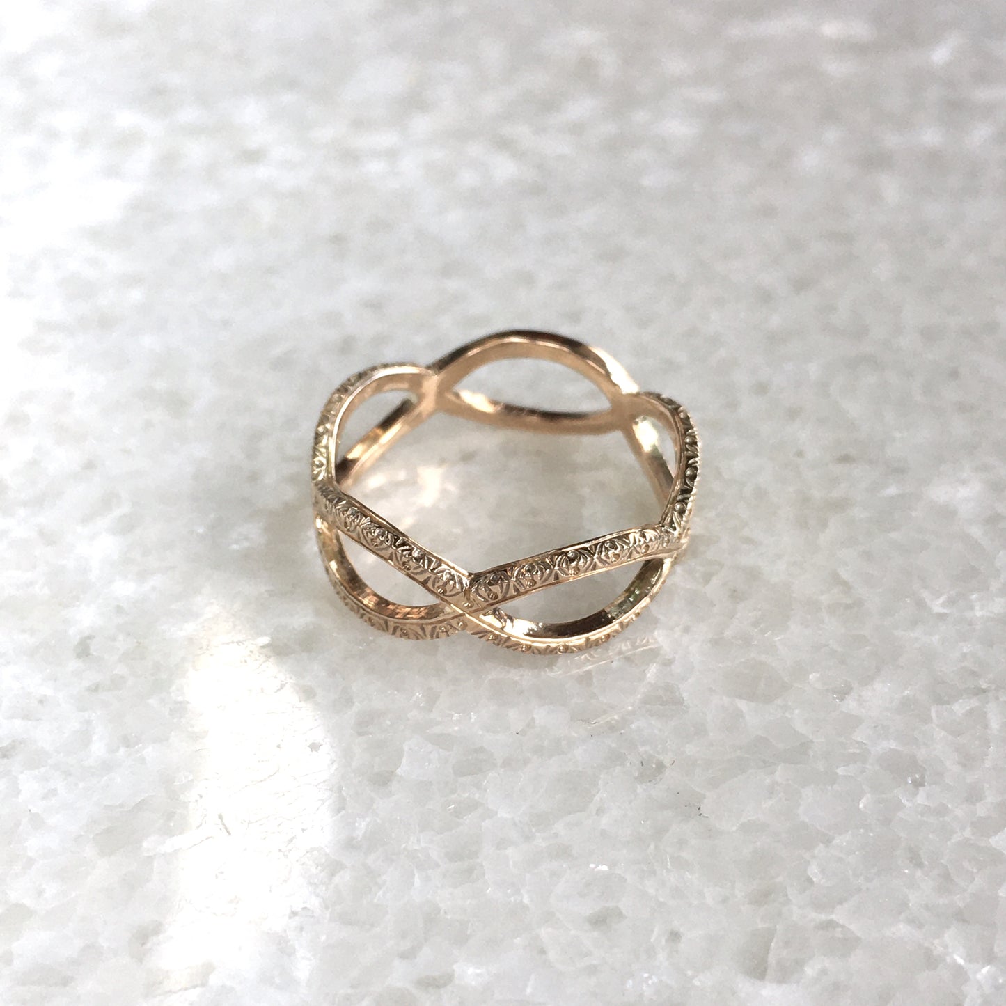 Decorato anello “intrecciato”　＜飾り彫りリング ”無限大”（大）＞ K10YG